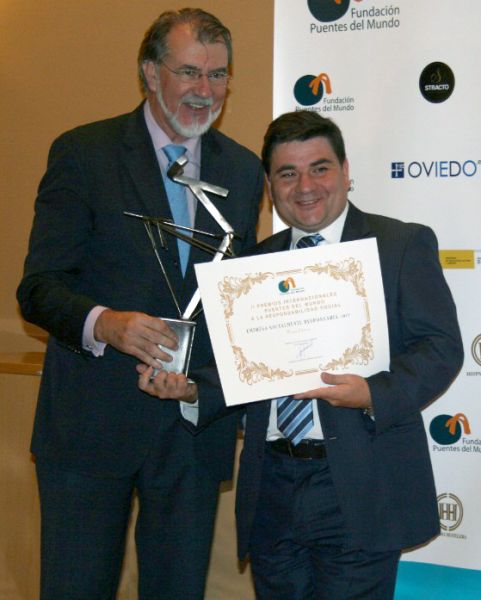 miguelanaez recibe el ii premio internacional puentes del mundo.jpeg