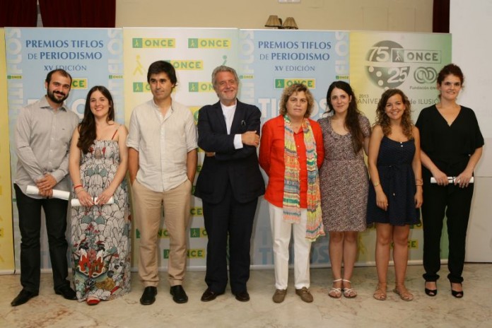 foto de familia de ganadores tiflos periodismo 2012.jpg