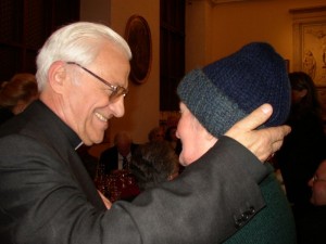 padre angel suluda a anciana usuaria beneficiaria.jpg