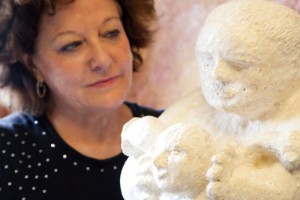 francisca llabres, junto a una de sus esculturas.jpg