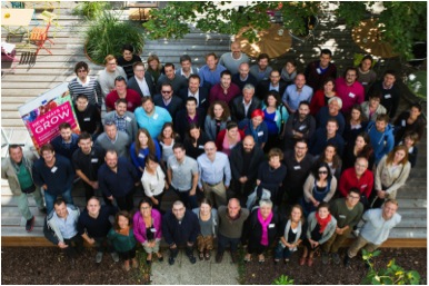 Semi-finalista y mentores en el Magdas Hotel durante la academia de innovación