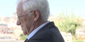 El padre angel de perfil