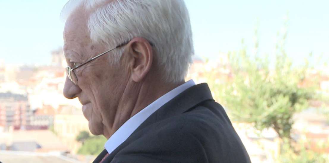 El padre angel de perfil