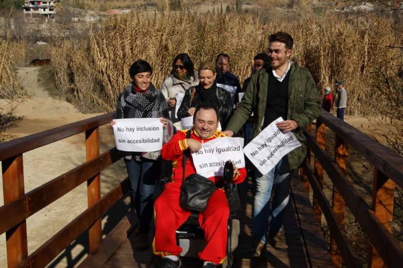 El paralímpico Manolo Martín cruza el puente accesible por primera vez junto a Guille Quero, Mariela Fernández-Bermejo y María Francés