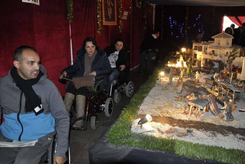 Usuarios de silla de ruedas dentro de uno de los Belenes accesibles de Granada