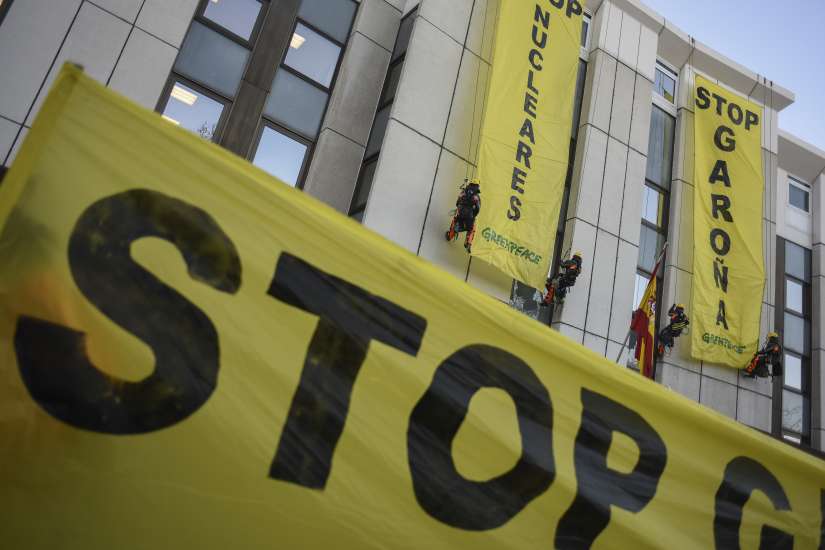 humania detenidos seis activistas greenpeace