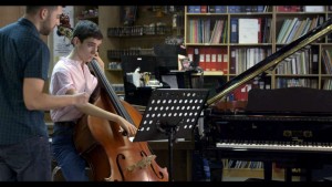 El Solista de la Orquesta afinando el contrabajo