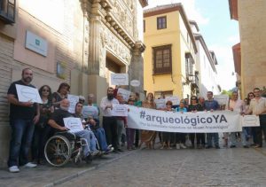 Una de las concentraciones de la Plataforma #ArqueológicoYA en la puerta de la Casa de Castril./ Mayte M. Caro
