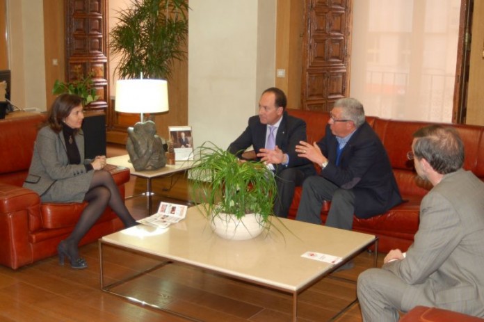 el ayuntamiento de elche recibe a cruz roja.jpg