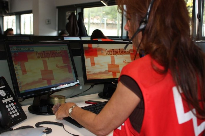 una operadora de cruz roja ofreciendo consejos por telefono1.jpg
