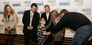 La Fundación Solidaridad Carrefour entrega 40 equipos de estimulación y otras ayudas técnicas para mejorar la comunicación de niños sordociegos