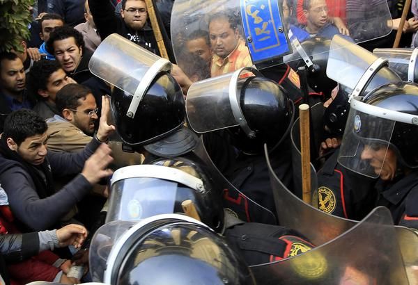 riot_police_clash_with_protesters_in_cairo.jpg