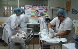 FUDEN y AECID clausuran la licenciatura en cuidados obstétricos de 50 enfermeras de Nicaragua