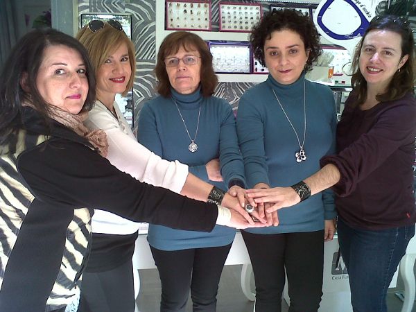 rossi y empleadas mercado de la plata con pulseras bj.jpg