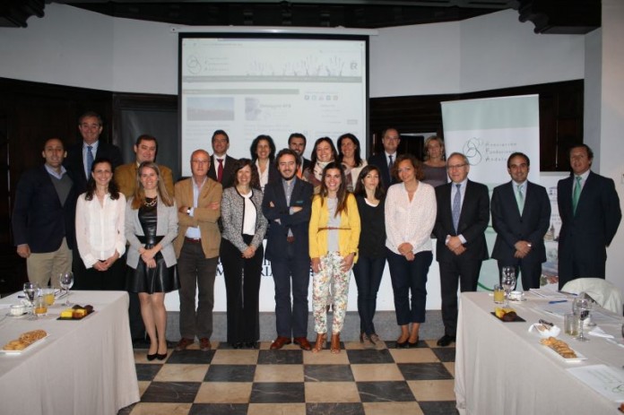 foto familia fundaciones asistentes al desayuno con rasa gallego.jpg