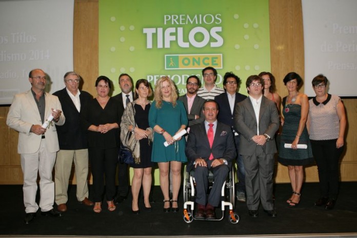 foto de familia de la entrega de los premios tiflos de periodismo de la once.jpg