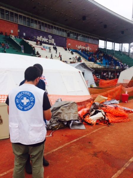 zona de aislamiento ebola instalada por medicos del mundo_freetown, estadio nacional.jpeg