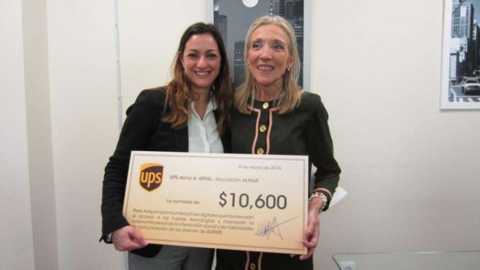 De derecha a izquierda_Maria Margalha, Directora de Recursos Humanos UPS Espana y Portugal hace entrega del cheque a M de las Nieves Niguez, responsalble de Alinur