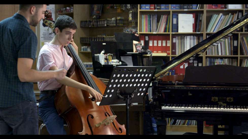 El Solista de la Orquesta afinando el contrabajo