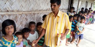 Entrega de alimentación complementaria en una de las escuelas de los Sunderbans