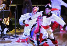 El Conjunto Folclórico de Música y Danza de la Academia Nacional de Mongolia actúa en el Concierto del Día de las Naciones Unidas, titulado «Celebrando la diversidad cultural», en 2011. El Conjunto Folclórico de Música y Danza de la Academia Nacional de Mongolia actúa en el Concierto del Día de las Naciones Unidas, titulado «Celebrando la diversidad cultural», en 2011. Foto ONU/Ryan Brown